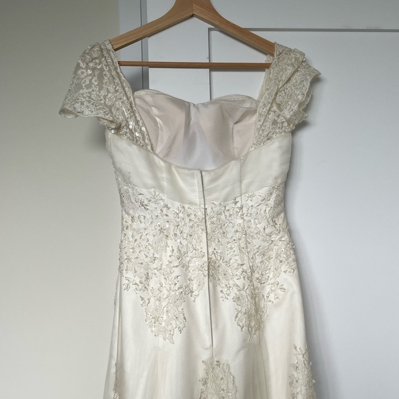 EUC Wedding Dress XS - Picture 3 of 5